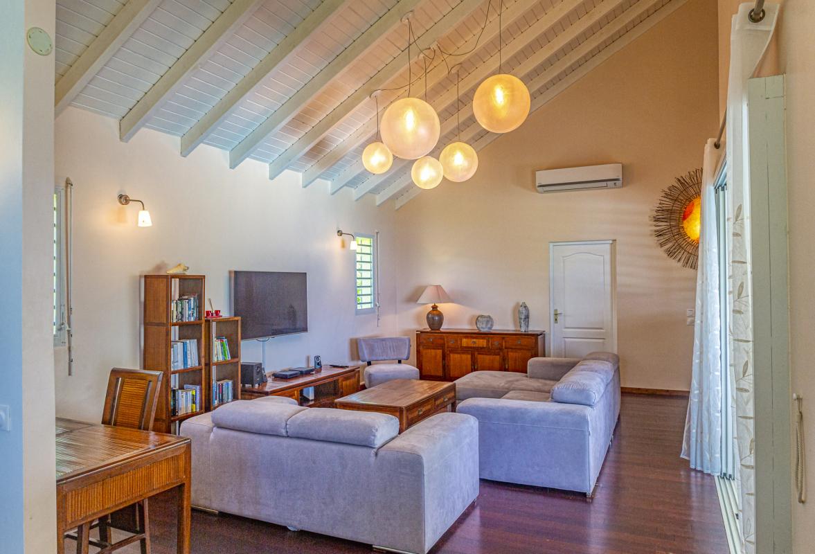 13. Location villa vue mer piscine Deshaies Guadeloupe_Salon Vue Mer des Caraibes